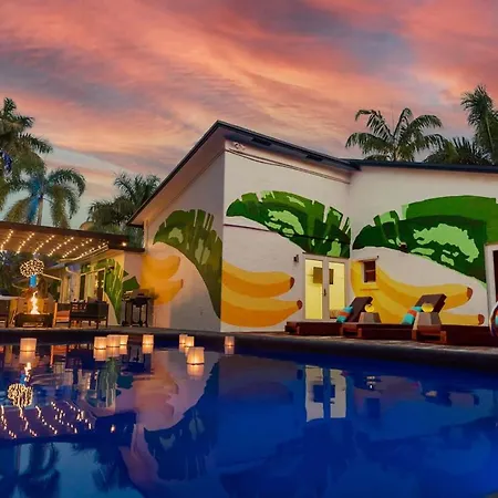Banana Bungalow ~ Tropical Oasis, Pool, Hottub
